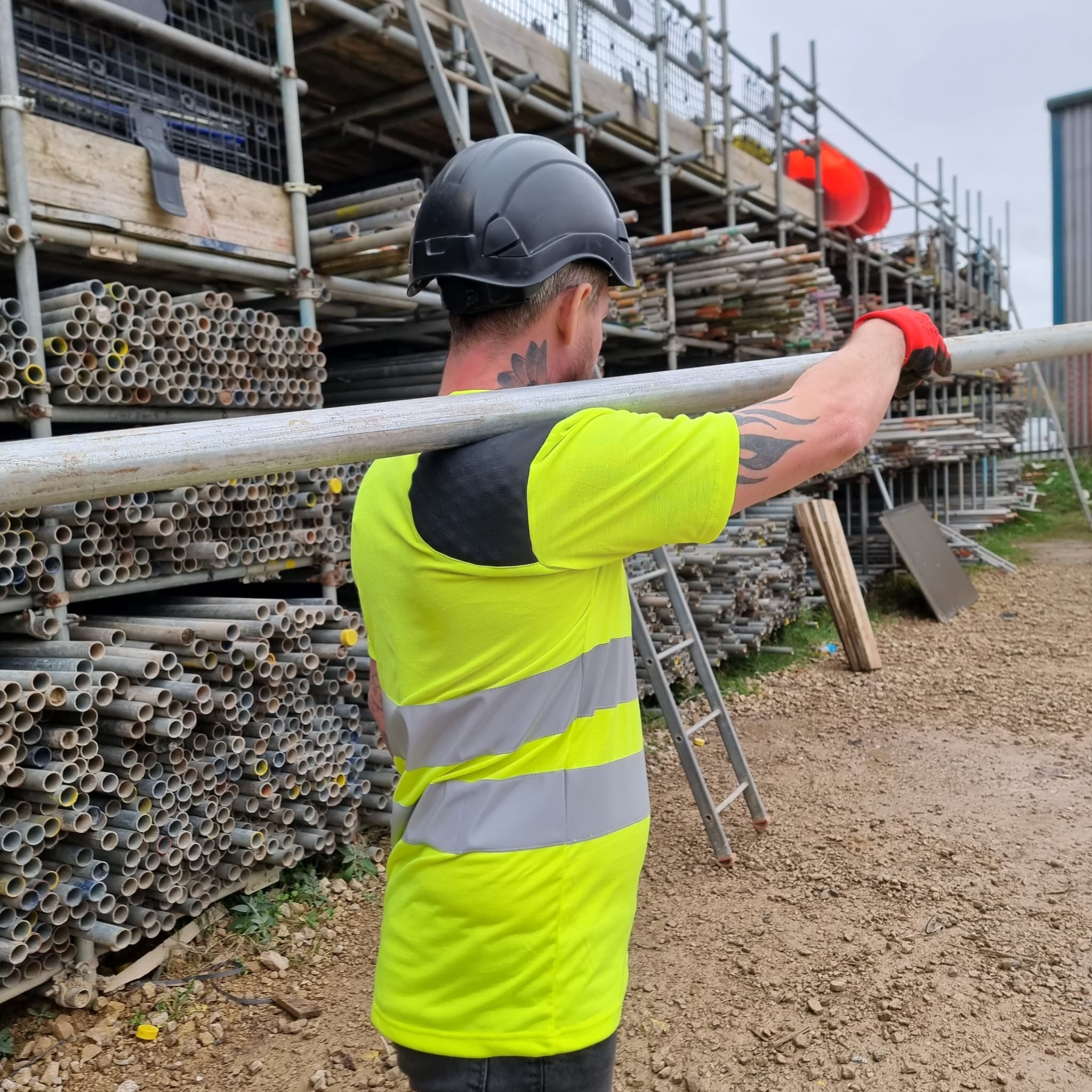 Scaffolder using padded t-shirt